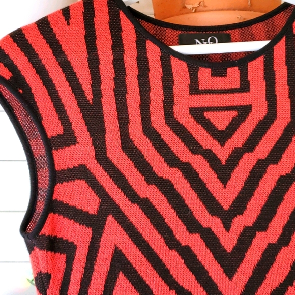 Gorgeous striking short sleeved sweater dress. - Picture 2 of 3